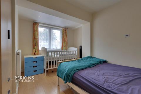 3 bedroom maisonette to rent, Ramsey Close, Greenford
