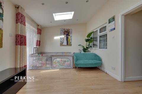 3 bedroom maisonette to rent, Ramsey Close, Greenford