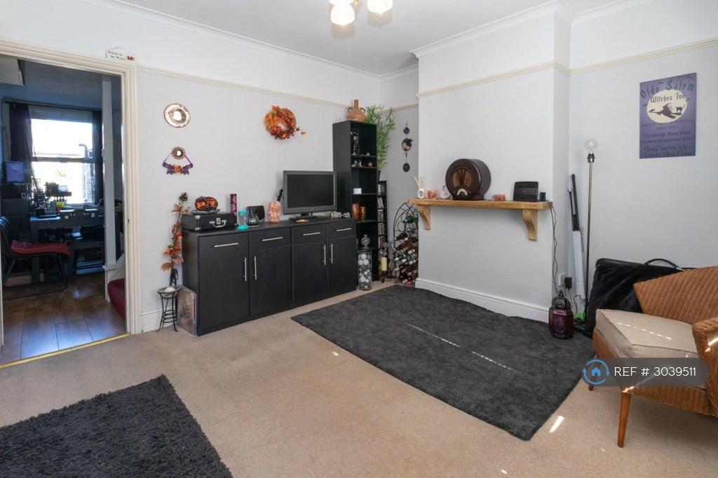 House in Sutton - View 2