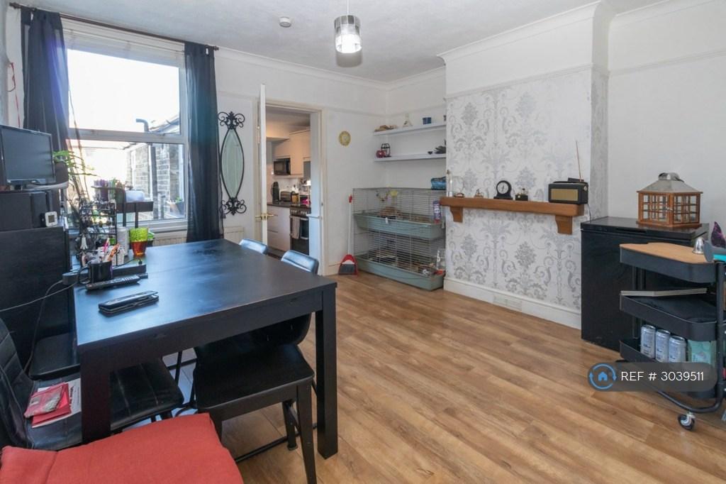 House in Sutton - View 5