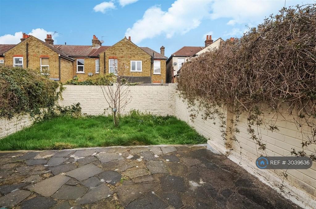 House in Sutton - View 3