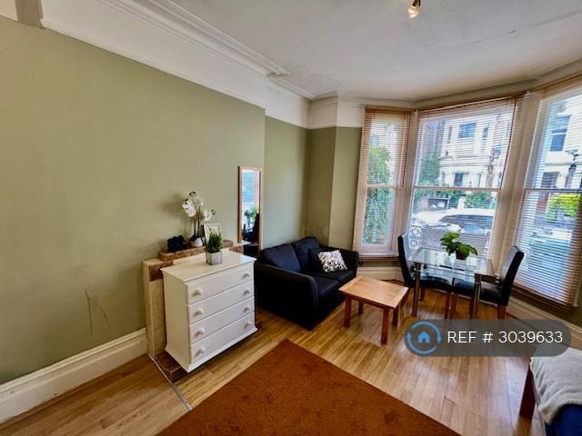 House in London, West Kensington - View 2