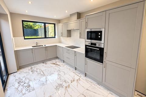 4 bedroom semi-detached house to rent, Friern Park, N12