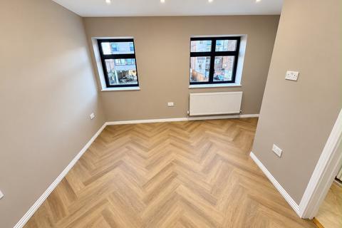 4 bedroom semi-detached house to rent, Friern Park, N12