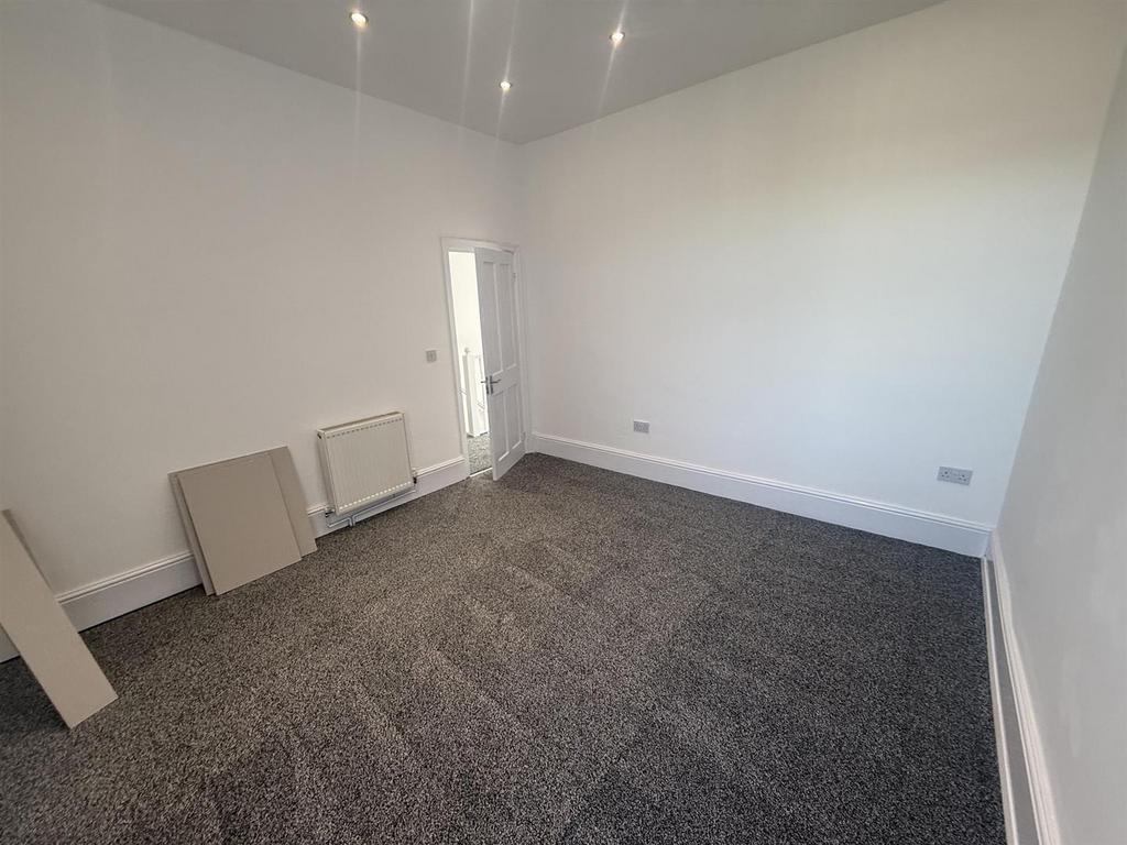 Apartment in Wirral, Liverpool City Region - View 3
