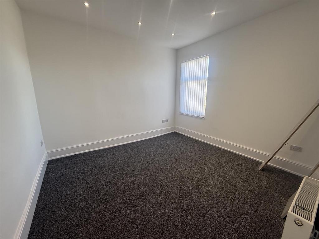 Apartment in Wirral, Liverpool City Region - View 4