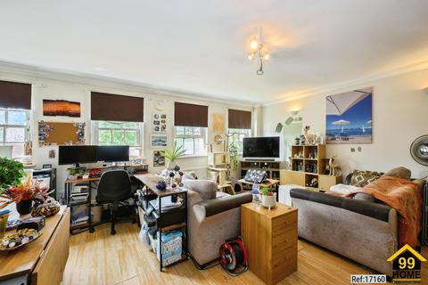 2 bedroom maisonette for sale, Gawton Crescent, Coulsdon, CR5