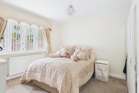 2 bedroom bungalow for sale, Wraysbury Road, Staines-upon-Thames, Berkshire, TW19