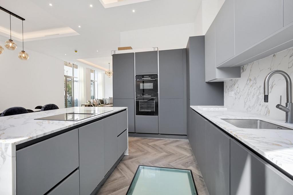 House in London, Royal Borough of Kensington and Chelsea - More