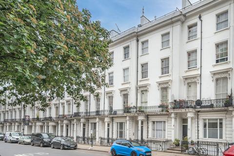 Studio to rent, Gloucester Terrace, Royal Oak, London, W2