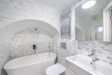 Studio to rent, Gloucester Terrace, Royal Oak, London, W2