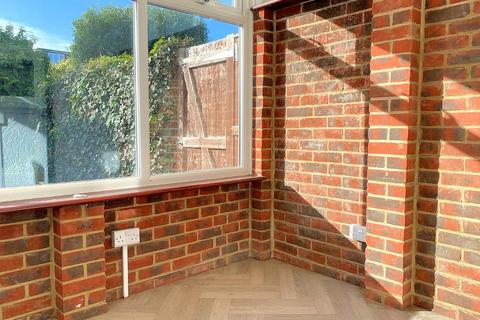 3 bedroom end of terrace house to rent, The Fairway, Gravesend