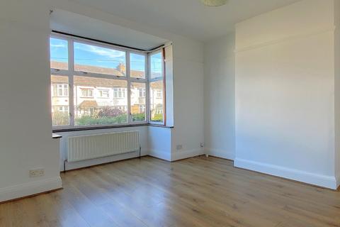 3 bedroom end of terrace house to rent, The Fairway, Gravesend