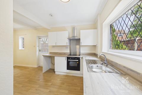 2 bedroom semi-detached house to rent, Langsett Road, West Yorkshire WF2