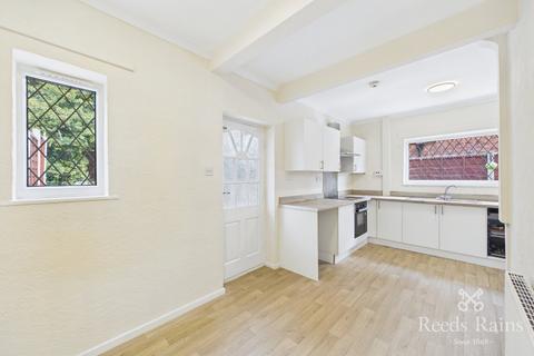 2 bedroom semi-detached house to rent, Langsett Road, West Yorkshire WF2