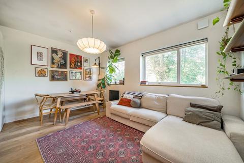 2 bedroom flat for sale, Navarino Road, London E8
