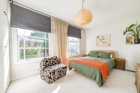 2 bedroom flat for sale, Navarino Road, London E8