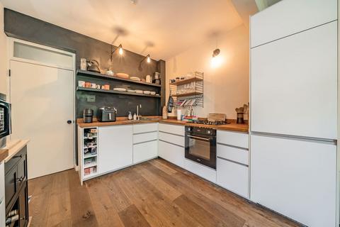 2 bedroom flat for sale, Navarino Road, London E8