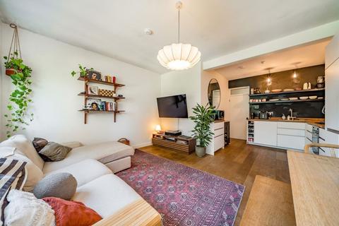 2 bedroom flat for sale, Navarino Road, London E8