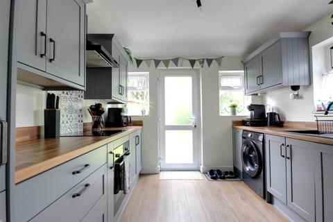 4 bedroom semi-detached house for sale, Allderidge Avenue, Hull
