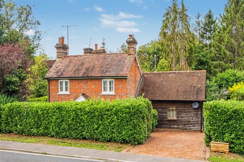 3 bedroom cottage for sale, Petworth Road, Chiddingfold, Godalming
