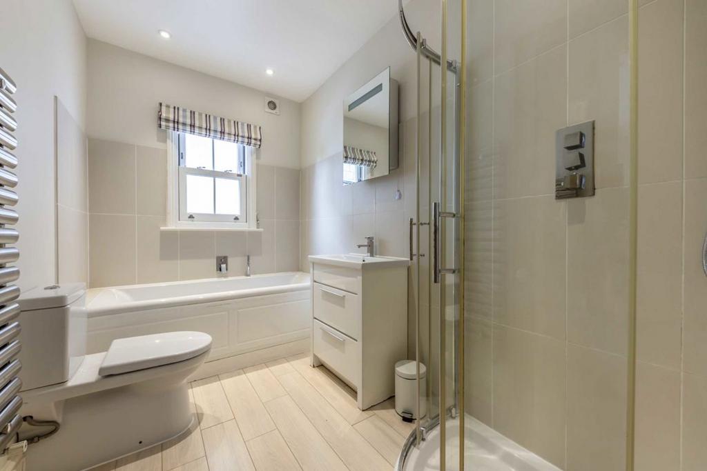 House in Kingston Upon Thames - More