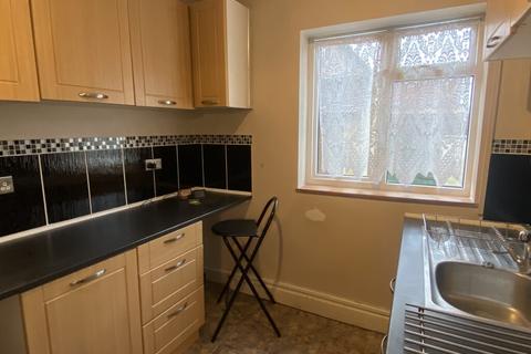 2 bedroom terraced house to rent, Manor Road, Hadley, Telford