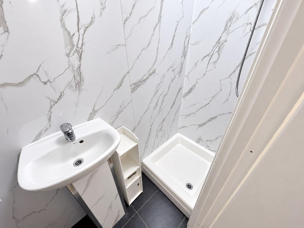 Apartment in SOUTHALL - View 4