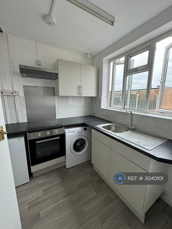 Apartment in Hillingdon, Uxbridge - View 2