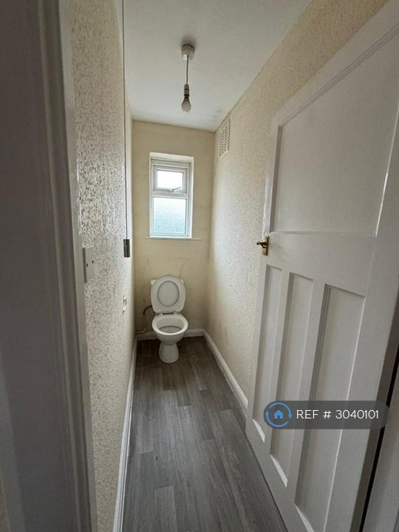 Apartment in Hillingdon, Uxbridge - More