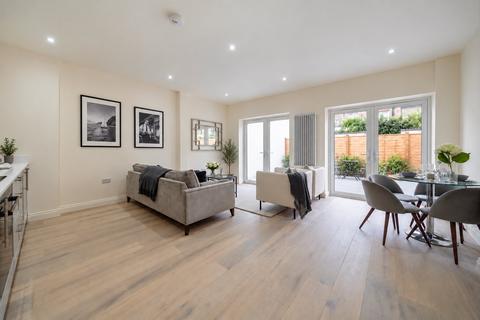 3 bedroom flat for sale, Replingham Road, London, SW18