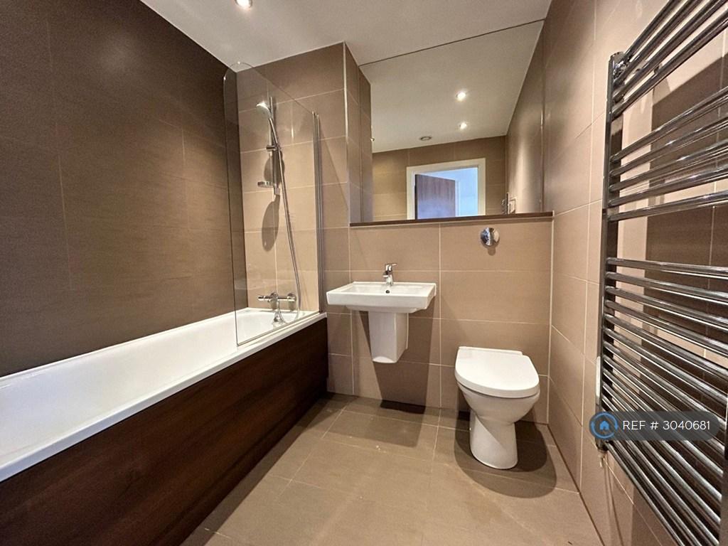 Apartment in Salford - More