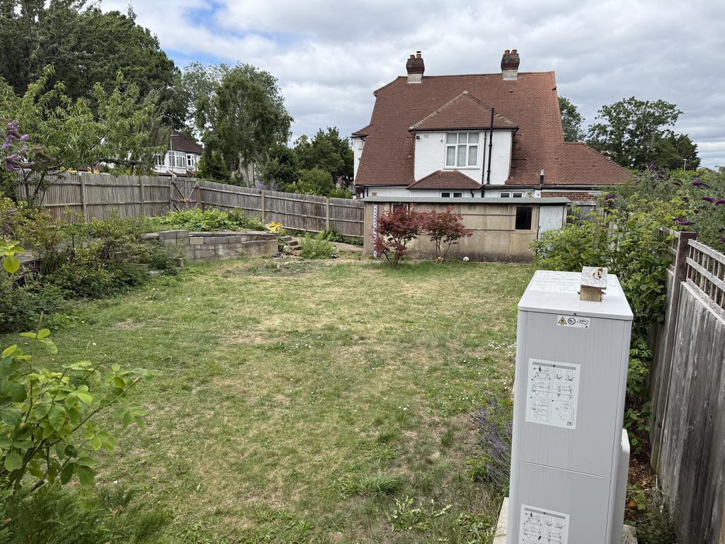 House in Wallington - More