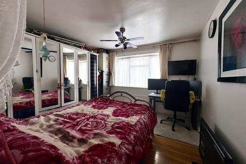 2 bedroom flat for sale, Hepworth Gardens, Barking
