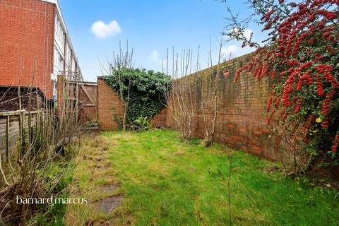 4 bedroom flat to rent, Ibsley Gardens, Wandsworth