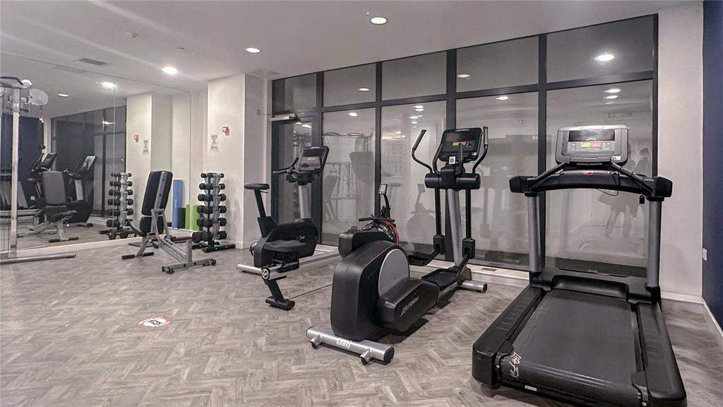 Apartment in Tower Hill - View 4