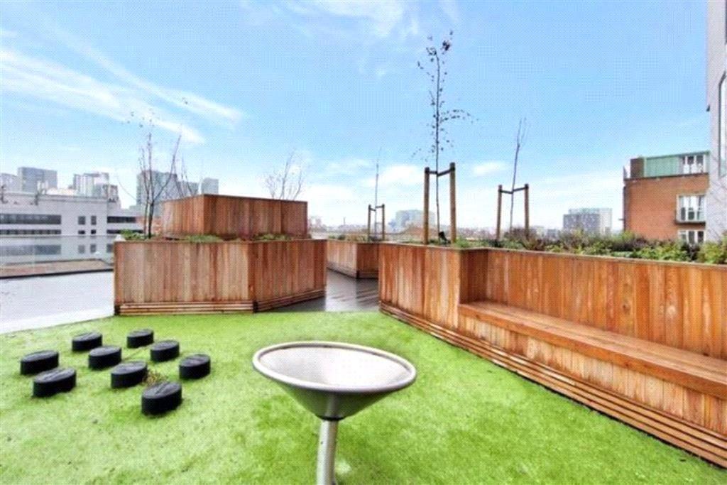 Apartment in Tower Hill - View 5