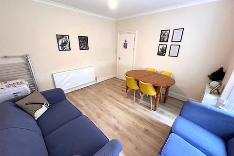 3 bedroom semi-detached house to rent, Cowley Mill Road, Uxbridge