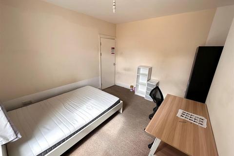 3 bedroom semi-detached house to rent, Cowley Mill Road, Uxbridge