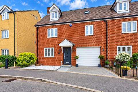 4 bedroom semi-detached house for sale, Snowdonia Way, Stevenage