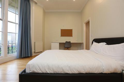 Studio to rent, Regency Square, Brighton