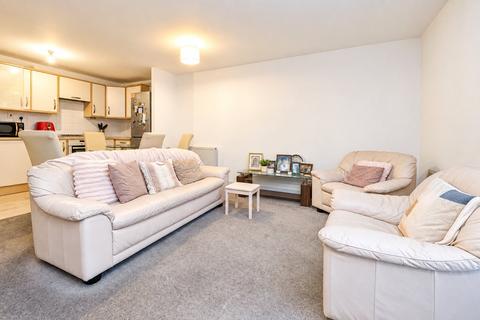 2 bedroom flat for sale, Grenfell Avenue, Hornchurch, RM12