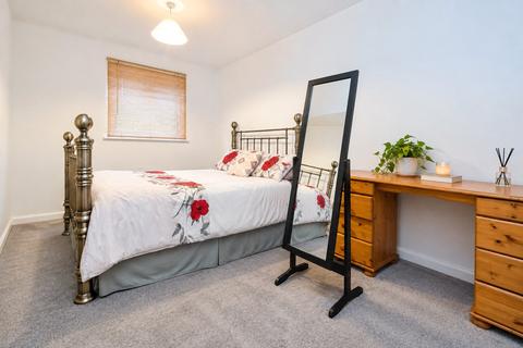 2 bedroom flat for sale, Grenfell Avenue, Hornchurch, RM12