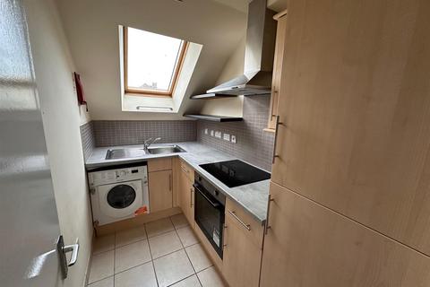 3 bedroom flat to rent, Station Road, Uxbridge