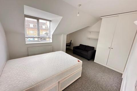 3 bedroom flat to rent, Station Road, Uxbridge