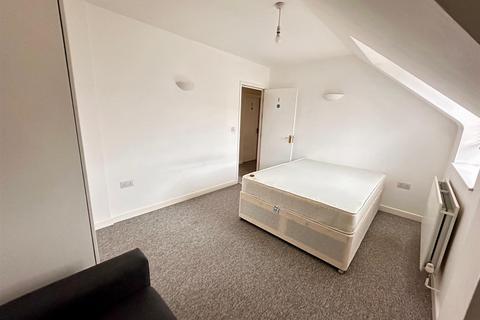 3 bedroom flat to rent, Station Road, Uxbridge
