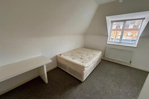3 bedroom flat to rent, Station Road, Uxbridge
