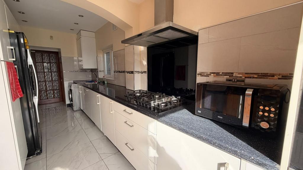 House in WOODFORD GREEN - View 5
