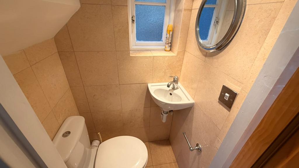 House in WOODFORD GREEN - More