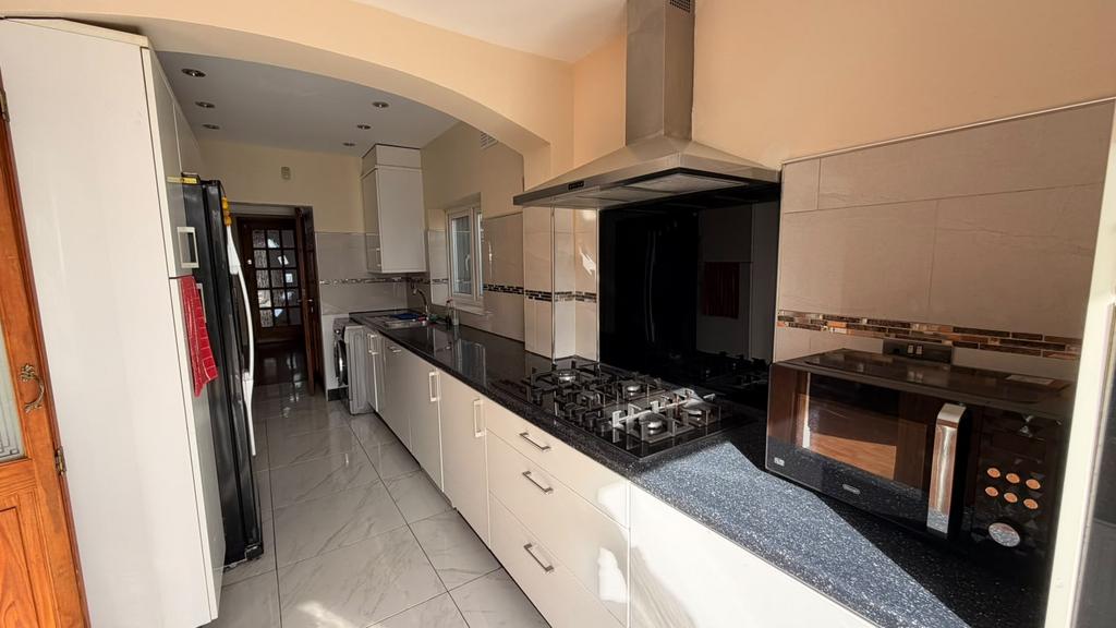 House in WOODFORD GREEN - View 4